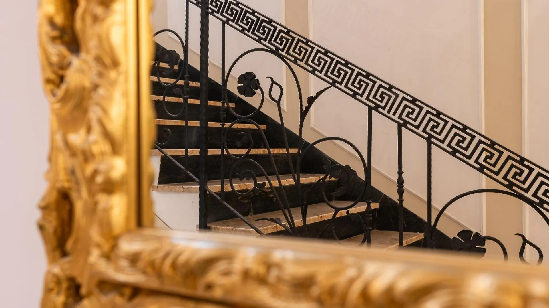 Decimo Meridio- At Spanish Steps- Rome Guest house